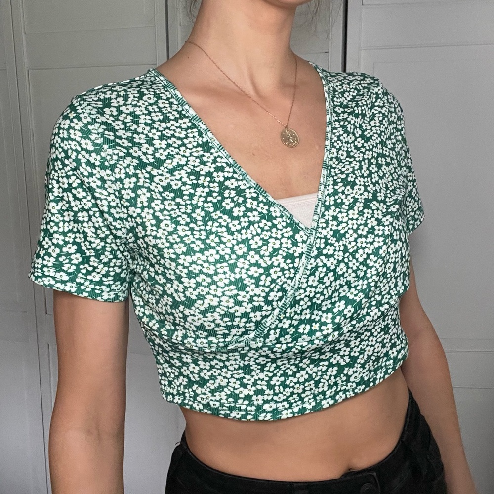 Cropped V floral top